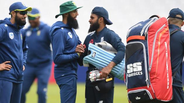 South Africa's Hashim Amla (CL) chats to England's Adil Rashid (CR) during a training session on the eve of their opening match of the ICC Cricket World Cup against England, at The Oval in London on May 29, 2019. (AFP) South Africa's Hashim Amla (CL) chats to England's Adil Rashid (CR) during a training session on the eve of their opening match of the ICC Cricket World Cup against England, at The Oval in London on May 29, 2019. (AFP)