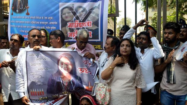 Dr Payal Tadvi’s family and All India Students Federation (AISF) staged a protest outside BYL Nair Hospital.(HT Photo)
