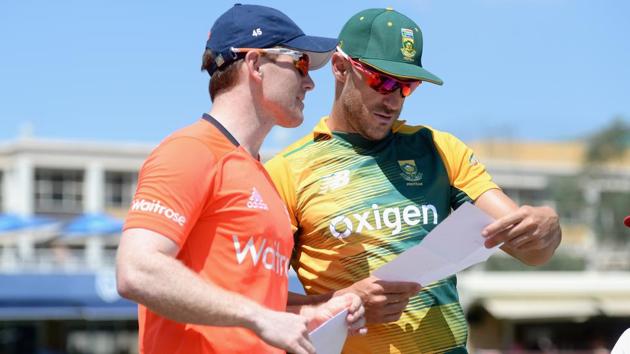 South Africa captain Faf du Plessis and England captain Eoin Morgan exchange teamsheets ahead of the 2nd KFC T20 International match between South Africa and England at Bidvest Wanderers Stadium on February 21, 2016 in Johannesburg, South Africa. (Photo by Gareth Copley/Getty Images)(Getty Images)