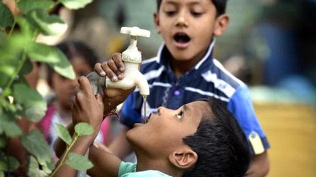 For Thursday, the weather office has predicted severe heat wave conditions in isolated pockets of East Uttar Pradesh.(HT File Photo)