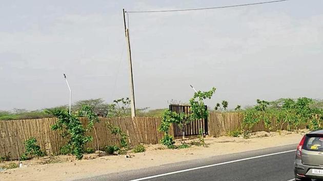 The power line crosses the Gurgaon-Faridabad highway.(HT Photo)