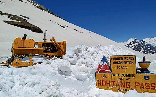 A team of Border Roads Organisation during a snow-clearing operation on Rohtang Pass.(HT Photo)