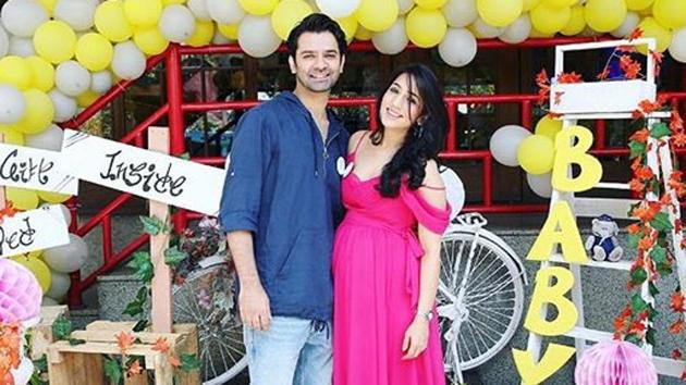 Barun Sobti with wife Pashmeen Manchanda at their baby shower.(photo: instagram/sanayairani)