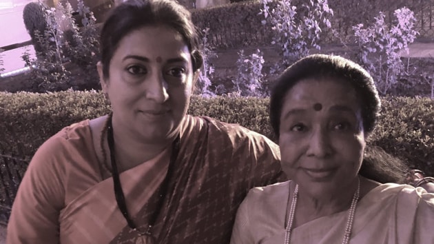 Tweeting a picture where she can be seen posing with Smriti Irani, she revealed that the newly-elected BJP MP from Amethi helped her reach home safely, considering the ‘crazy rush’ post the ceremony.(Twitter/ Asha Bhosle)