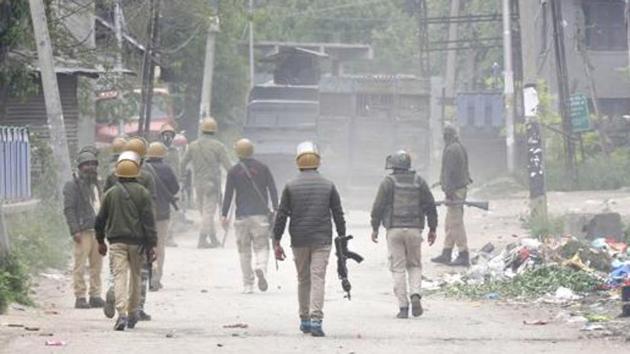 A gunfight broke out between the security forces and militants in Jammu and Kashmir’s Shopian district on Friday.(Waseem Andrabi /HT File Photo) A gunfight broke out between the security forces and militants in Jammu and Kashmir’s Shopian district on Friday.(Waseem Andrabi /HT File Photo)