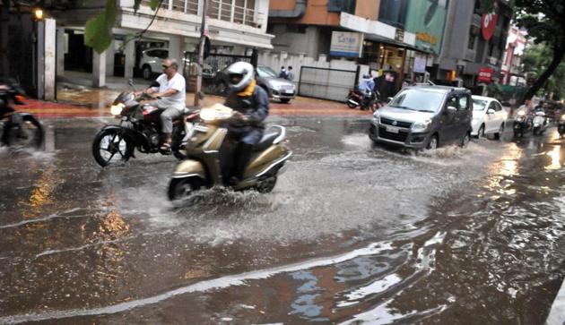 Pune traffic branch has handed over a list of at least 50 traffic signals located at strategic locations at all arterial chowks in the city to Pune Municipal Corporation.(HT FILE)