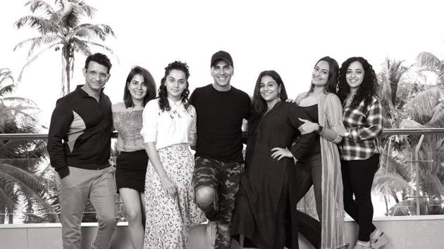 The entire cast of Mission Mangal poses for a picture together.