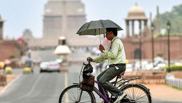 In extreme heat conditions, there is a very high likelihood of heat illness and heat stroke for people of all ages, the IMD’s health warning associated with the red category said.(PTI) In extreme heat conditions, there is a very high likelihood of heat illness and heat stroke for people of all ages, the IMD’s health warning associated with the red category said.(PTI)