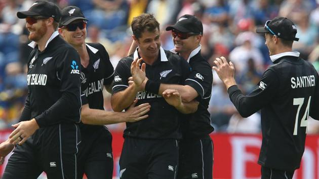 New Zealand's Colin de Grandhomme (C) celebrates with teammates after the dismissal of Sri Lanka's Angelo Mathews. (AFP)