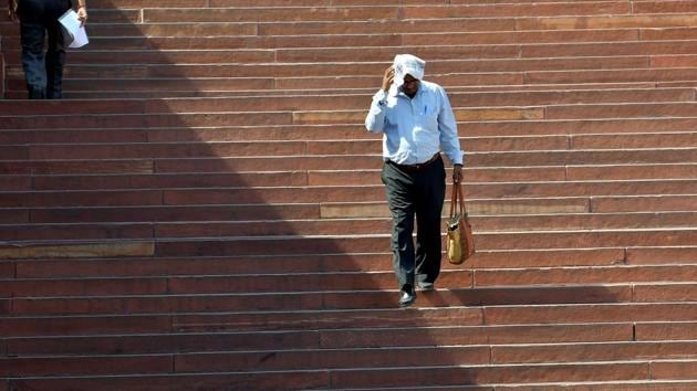 With the entire Uttar Pradesh being in the grip of a heat wave condition, the Lucknow meteorological centre on Friday issued a warning that some eastern parts of the state could experience severe heatwave conditions. (Raj K Raj/HT PHOTO) With the entire Uttar Pradesh being in the grip of a heat wave condition, the Lucknow meteorological centre on Friday issued a warning that some eastern parts of the state could experience severe heatwave conditions. (Raj K Raj/HT PHOTO)