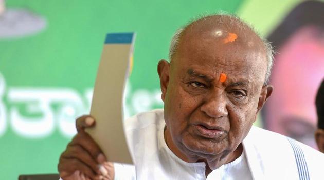 A Congress leader has alleged that former Prime Minister and JD(S) chief HD Deve Gowda lost the election from Tumakuru because an ex-MLA of the Congress bribed voters to vote for the BJP.(PTI)
