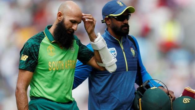 South Africa's Hashim Amla retires from the match after being hurt by a ball from England's Jofra Archer.(Action Images via Reuters) South Africa's Hashim Amla retires from the match after being hurt by a ball from England's Jofra Archer.(Action Images via Reuters)