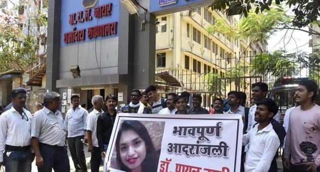 Members of Bahujan Mukti Party protest against the senior doctors of Nair Hospital for suicide of Dr Payal Tadvi who was harassed by her senior doctor at Bombay Central in Mumbai.(Anshuman Poyrekar/HT Photo)