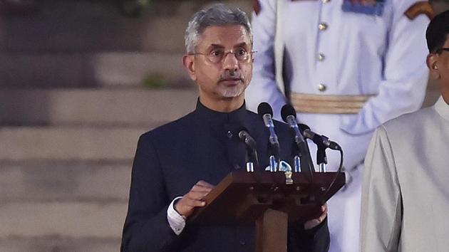 Former foreign Secretary S Jaishankar takes oath as cabinet minister during swearing-in ceremony of the NDA government, at Rashtrapati Bhavan in New Delhi, India, on May 30, 2019(Ajay Aggarwal/HT PHOTO)