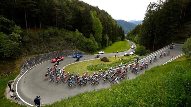 The peloton rides during the stage seventeen of the 102nd Giro d’Italia - Tour of Italy - cycle race, 181kms from Commezzadura to Anterselva / Antholz. (Luk Benies / AFP)
