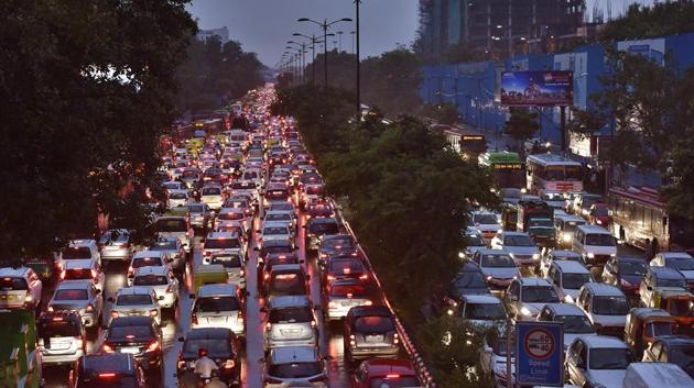 In the last few years, car travel in most metros has become a nightmare. Moving around by road in Bengaluru, for example, is nearly impossible with average speeds going down from 30kmph in 2005 to less than 10kmph in 2018. The city loses an estimated <span class='webrupee'>?</span>38,000 crore annually as a social cost of traffic congestion(Sanjeev Verma/HT Photo)