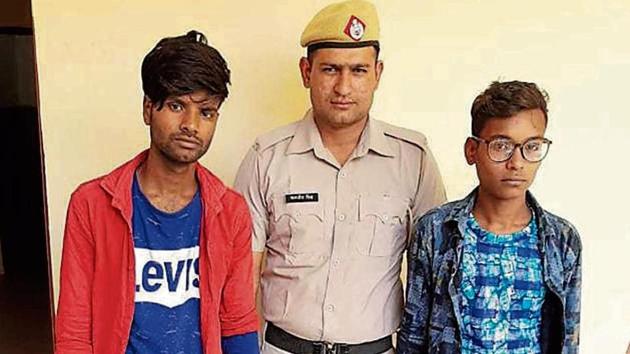 The accused men were identified as Gulfaan, 21, from Ballia, Uttar Pradesh and Saurabh, 19, from Kishanganj, Bihar. The police arrested both of them from Rajiv Chowk on Friday after receiving a tip-off.(HT Photo)