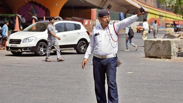 For Dinesh Bhatnagar (25), a food delivery man working with an app-based company, his worst nightmare in this heat is getting stuck in traffic. “I shudder each time I see a green signal turning red from a distance.(HT Photo)