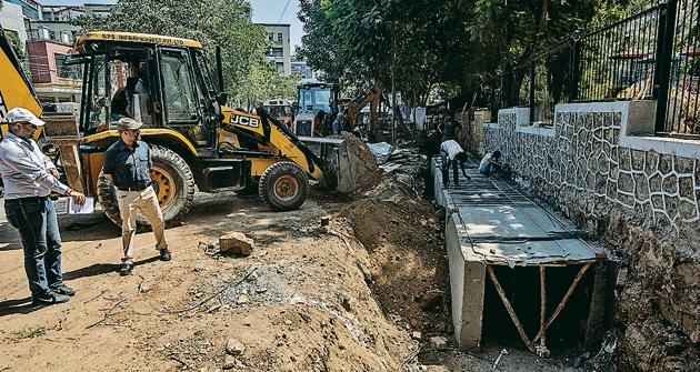 Drain construction on at LBS Road.(Pratik Chorge/HT Photo)