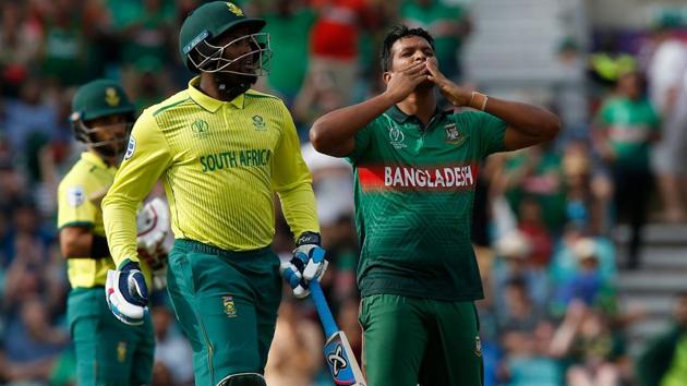 Bangladesh's Mohammad Saifuddin (R) celebrates taking the wicket of South Africa's Andile Phehlukwayo (L).(AFP)