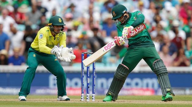 Bangladesh's Mushfiqur Rahim (R) plays a shot watched by South Africa's wicketkeeper Quinton de Kock. (AFP)