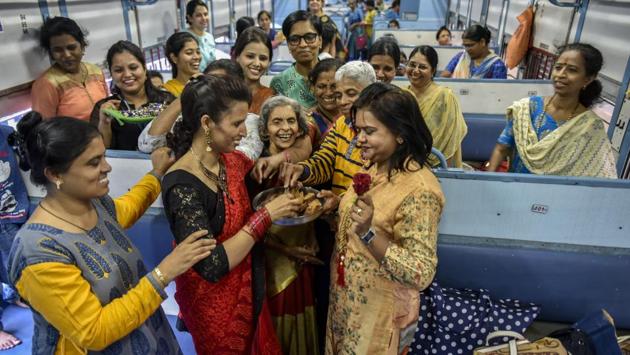 Celebrations all around on the train’s arrival in Mumbai. By 1950, Shah said, change was in the air and only the dining car was retained. In 1987, the entire train, including the engines, were painted white; however, eventually the colour was also changed. During the upgrade trial the train will leave Chhatrapati Shivaji Maharaj Terminus at 6.45am instead of 6.40am and arrive in Pune at 9.20am instead of 9.57am. (Kunal Patil / HT Photo)