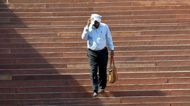 With the maximum temperature of Noida and Greater Noida at 46 degree Celsius, the same as Friday, heat wave in the region continued to prevail on Saturday as well (Raj K Raj/HT PHOTO) With the maximum temperature of Noida and Greater Noida at 46 degree Celsius, the same as Friday, heat wave in the region continued to prevail on Saturday as well (Raj K Raj/HT PHOTO)