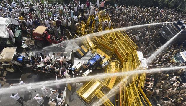 Thousands of farmers clashed with the police and paramilitary forces at the national capital’s borders with Uttar Pradesh, prompting police to use tear gas, water cannons to stop protesting farmers from entering the city, at Delhi-Ghaziabad border, New Delhi, India, on Tuesday, October 2, 2018.(Burhaan Kinu/HT PHOTO)