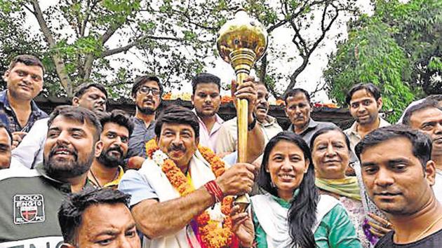 New Delhi, India - May 24, 2019: Bharatiya Janata Party (BJP) candidate from North East Delhi, Manoj Tiwari holds a mace as he celebrates his victory in the Lok Sabha elections, at his residence, in New Delhi, India, on Friday, May 24, 2019. (Photo by Sanjeev Verma / Hindustan Times)(Sanjeev Verma/HT PHOTO)