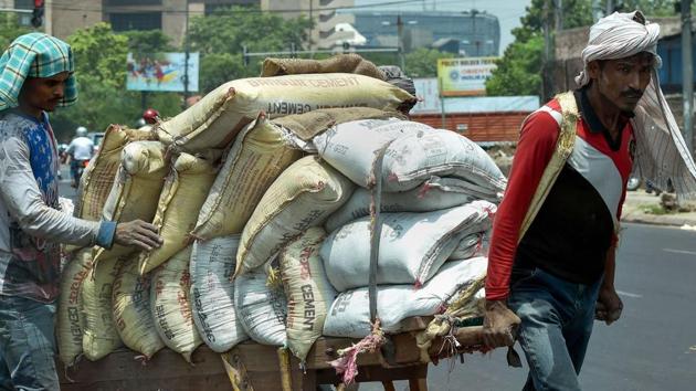 Workers transport materials on a handcart on a hot, summer day, in New Delhi, on June 2, 2019.(PTI)