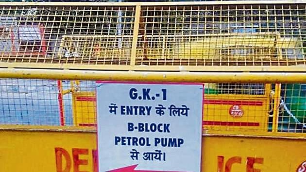 The motorists also have the option of dialling the police assistance number 100 if they need help with the designated entry exit point or drive through the maze.(HT Photo)