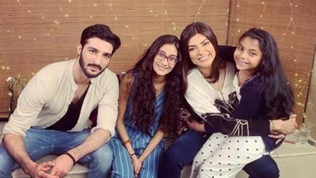 Sushmita Sen with boyfriend Rohman Shawl and daughters Renee and Alisah.(Instagram)