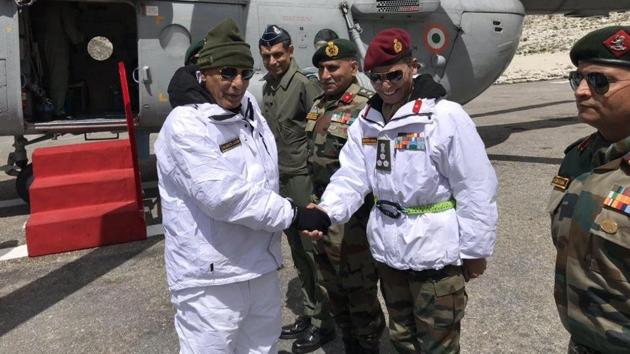 Rajnath Singh on Monday visited the Siachen glacier and interacted with soldiers deployed on the world’s highest battlefield, his first outstation visit in the new role.(Photo: Twitter/@rajnathsingh)