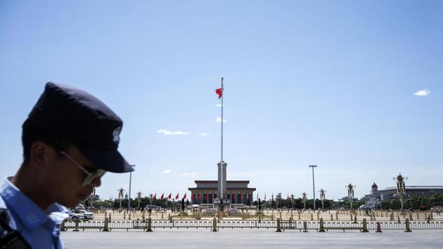 A police officer walks past the Monument to the People's Heroes and the Mausoleum of Mao Zedong at Tiananmen Square in Beijing, on May 27, 2019. By 1992, most of China’s overseas relationships had been restored and Deng used his remaining influence to relaunch economic reforms that ushered in a new era of growth while the party enforced its monopoly on political power. (Giulia Marchi / Bloomberg)