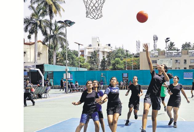 Players of GG International School and Amanora Basketball Club (Blue) in action during the ongoing league stage of the YEA Cup basketball tournament at Deccan Gymkhana on Saturday.(Rahul Raut/HT PHOTO)