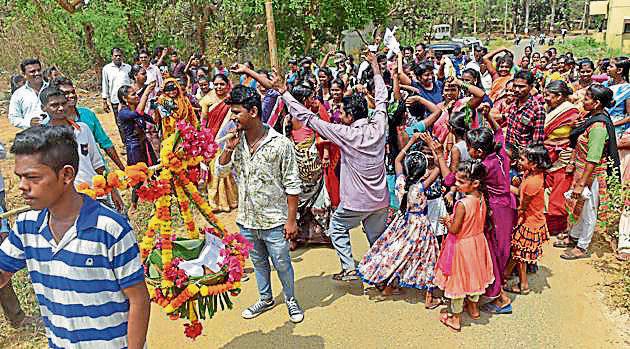 Adivasis of Nausachapada celebrate after getting NOC from Bombay Veterinary College.(HT Photo)