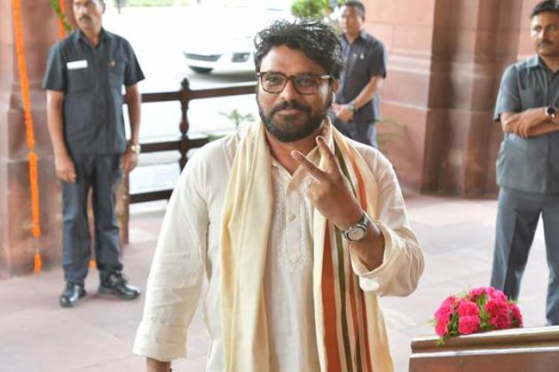 BJP candidate Babul Supriyo show victory sign as they arrives to attend the NDA Parliamentary Party meeting, at Central Hall Parliament House, in New Delhi, India.(Raj K Raj/HT FILE PHOTO)