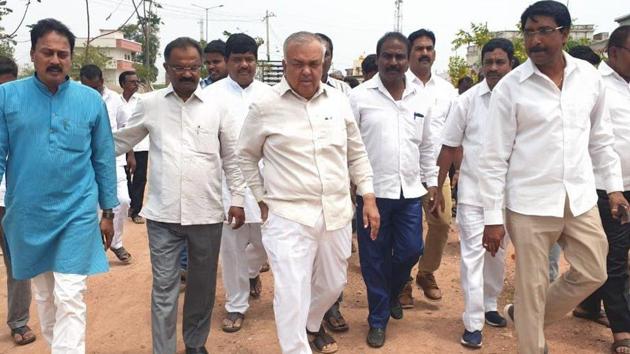 Seen here is seven-time Congress MLA from Karnataka Ramalinga Reddy (middle).