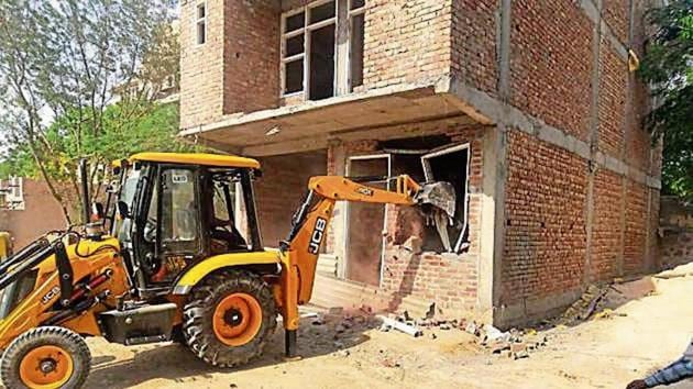Last year, the MCG had carried out several drives in the area and demolished more than 100 illegal structures and sealed 200 buildings.(HT Photo)