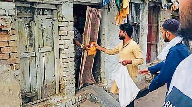 The food packets contain a pack of glucose biscuit, a banana, two dates, a snack and a 150-ml water bottle in Muslim localities in Gorakhpur as well as adjoining districts, including Maharajganj and Deoria.(HT Photo) The food packets contain a pack of glucose biscuit, a banana, two dates, a snack and a 150-ml water bottle in Muslim localities in Gorakhpur as well as adjoining districts, including Maharajganj and Deoria.(HT Photo)
