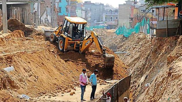 The Badhshapur nullah is an arterial storm water drain, which has been encroached upon in the recent years due to urban sprawl, reducing its carrying capacity and compromising the city’s ability to absorb rainfall.(HT Photo)