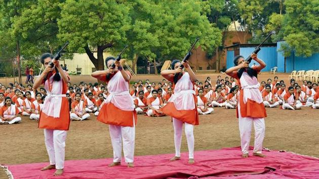 The Vishwa Hindu Parishad members had gathered at Ankush chowk in Yamunanagar in Nigdi at 5pm on Sunday and marched to Thakare ground in the same area.(HT Photo) The Vishwa Hindu Parishad members had gathered at Ankush chowk in Yamunanagar in Nigdi at 5pm on Sunday and marched to Thakare ground in the same area.(HT Photo)