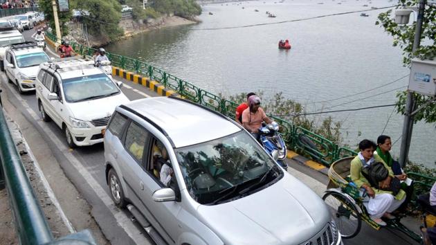 There was a major traffic snarl on approach roads to Nainital with up to 3 to 4 km long line of vehicles that were being allowed slowly into the small hill station on Sunday, June 2, 2019.(HT Photo)