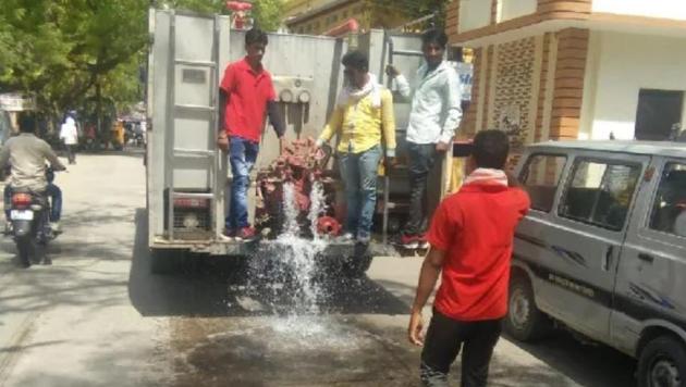 Civic bodies in two Rajasthan districts sprinkled water on the roads to prevent damage due to searing heat.(HT Photo) Civic bodies in two Rajasthan districts sprinkled water on the roads to prevent damage due to searing heat.(HT Photo)