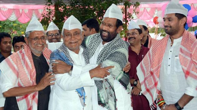 Deputy CM Sushil Kumar Modi, Bihar Chief Minister Nitish Kumar, Union Minister for Consumer Affairs, Food and Public Distribution Ram Vilas Paswan and Chirag Paswan at an Iftar party in Patna on Monday.(ANI)