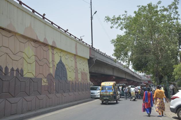 The Thakurdwara flyover in Ghaziabad. At the time of the incident, the motorcycle was ascending the flyover when a mini truck allegedly hit it from the wrong side.(Sakib Ali / HT Photo) The Thakurdwara flyover in Ghaziabad. At the time of the incident, the motorcycle was ascending the flyover when a mini truck allegedly hit it from the wrong side.(Sakib Ali / HT Photo)