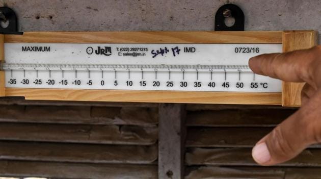 An official points a thermometer out displaying the maximum temperature recorded at the India Meteorological department office in Churu in Rajastahn on June 3, 2019. - Temperatures in the city hit 50 degrees Celsius for the second time in three days as a deadly heatwave maintained its grip on the country.(AFP)