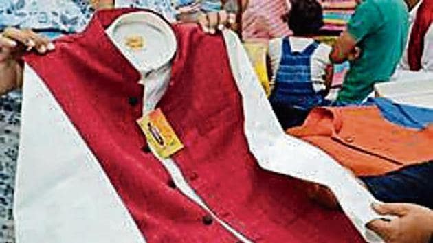 Suresh Chablani, proprietor of a Chikan shop in Nazirabad said, “The youths want to experiment with their looks. They just don’t want traditional kurta-payjama anymore for Eid.(HT Photo) Suresh Chablani, proprietor of a Chikan shop in Nazirabad said, “The youths want to experiment with their looks. They just don’t want traditional kurta-payjama anymore for Eid.(HT Photo)