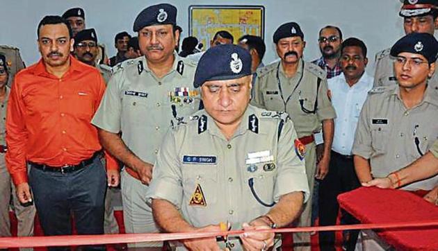 DGP OP Singh inaugurating the state’s first cyber forensic laboratory and training centre at UP-100 headquarters.(HT Photo)