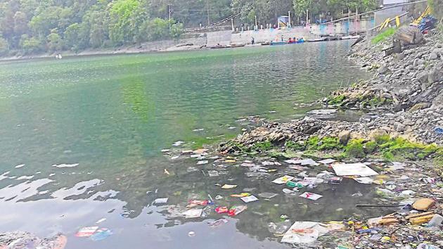 Garbage strewn Nainital lake, one of the main sources of drinking water of the city.(Neeraj Santoshi / HT Photo)